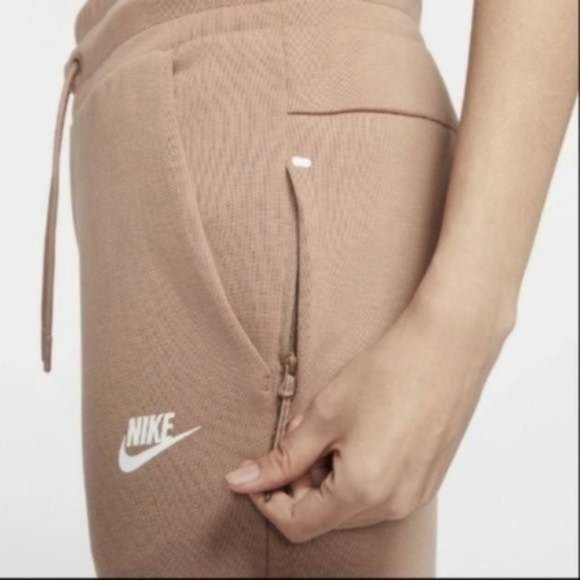 Nike Women’s Tech Fleece Jogger Sweatpants - Picture 2 of 8
